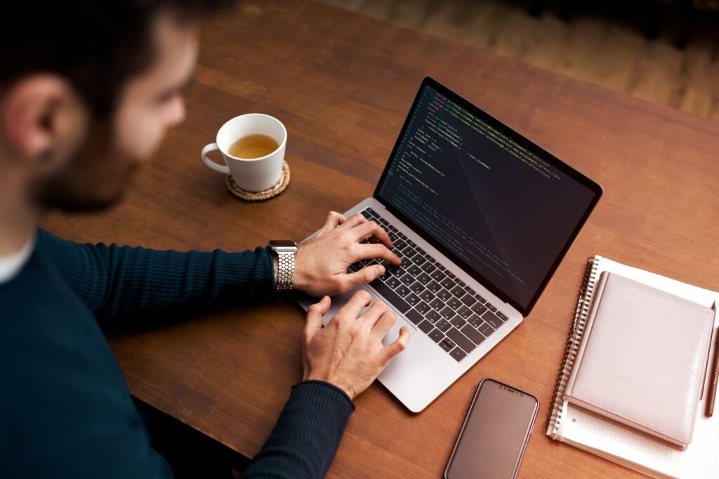 Imagem do banner do site com homem trabalhando no laptop